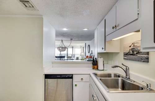 Emerald Isle Apartment | Walk to Beach: Emerald Isle Condo w/Ocean View!