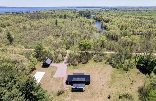 Necedah House | Walk to Castle Rock Lake! Modern Home w/Hot Tub