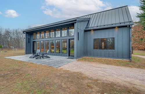 Necedah Cottage | Walk to Castle Rock Lake! Modern Home w/Hot Tub