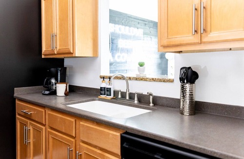 North Capitol Apartment | WALK to Downtown & Broadway - Pool, Parking & Patio