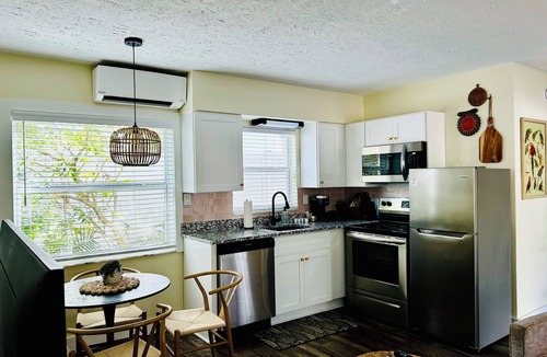 Safety Harbor Hotel | Walk to Downtown Safety Harbor, 2 Queen Beds, Pet Friendly
