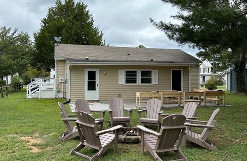 Mascot House | Walk to town from this cozy Rivah house with awesome yard and water views.