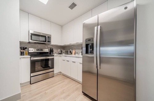 Charlotte Center City Apartment | Walkable 3 bed with Balcony,Parking, King Bed