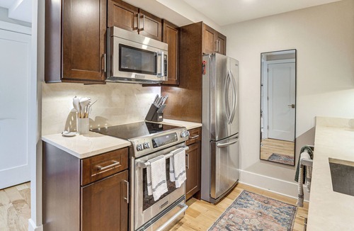 Reed-Cooke Apartment | Walkable DC Stay! Stylish Studio in Adams Morgan