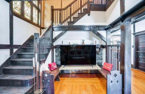 Stockade Historic District Apartment | Walkable Schenectady Getaway: 2-Unit Campus Hub