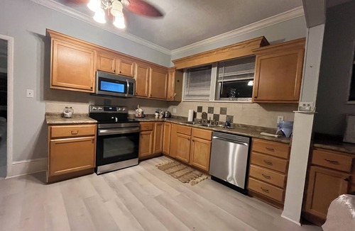 Cleveland House | Walking Downtown,Fabulous 1800sqft 2/2 with a loft room house huge kitchen charm