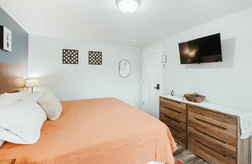 Plover Apartment | Washington Manor Room #5