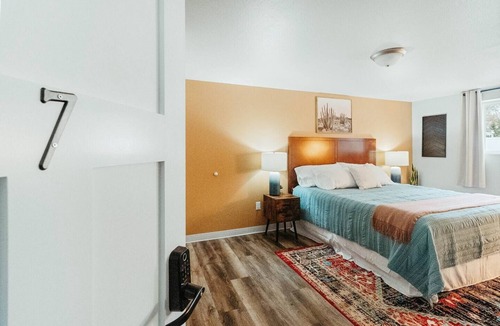 Plover Apartment | Washington Manor Room #7