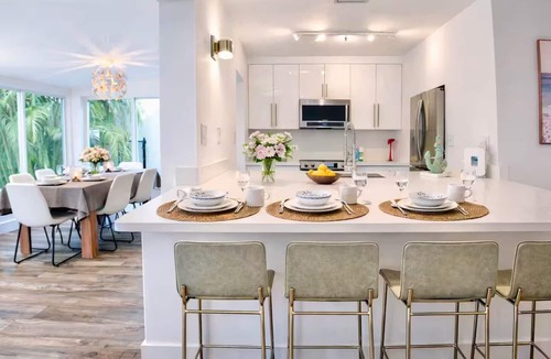 Citrus Isles House | Waterfront 2BR Oasis, Quiet Island Near Beach and Airport and Hard Rock Stadium