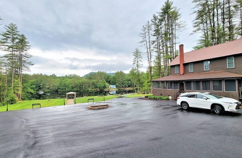 Lake Luzerne House | Waterfront cottages near lake george and saratoga springs