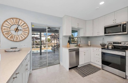 Connors House | 🌊 Waterfront Escape | Canal-Front Retreat w/Private Pool