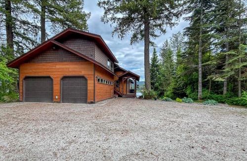 Sandpoint House | Waterfront Gem on the River! Hot Tub & Boat Dock!