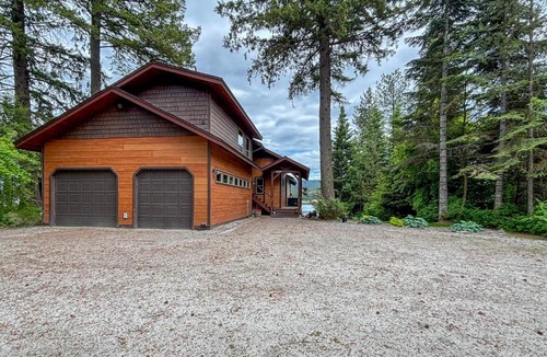 Sandpoint House | Waterfront Gem on the River! Hot Tub & Boat Dock!