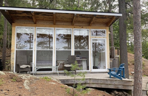 Val-des-Monts Cottage | Waterfront Paradise on Private Point
