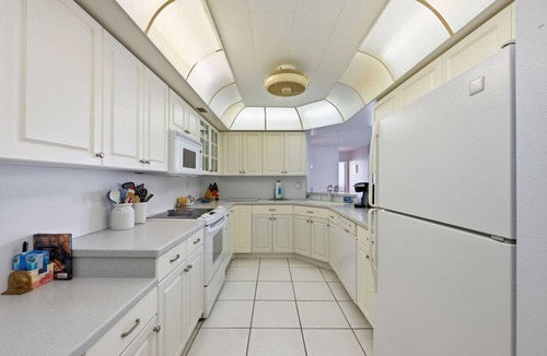 Isla del Sol Apartment | Waterfront Retreat in St. Petersburg – Spacious 2-BR Condo with Balcony & Pool