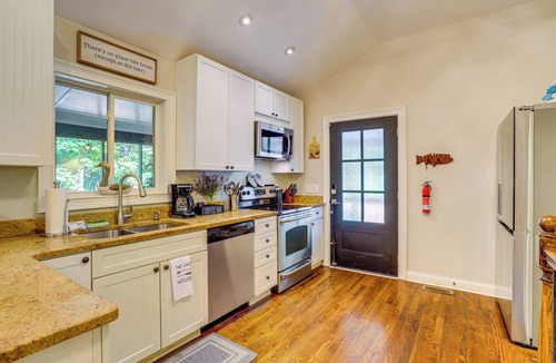 Dawsonville Cottage | Waterfront Retreat on a Lake Lanier Cove w/Dock