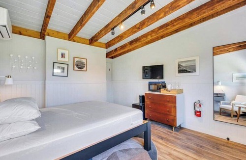 Hampton Bays Hotel | Waterfront studio and more in a Boutique Hotel, Heart of Hampton Bays,.