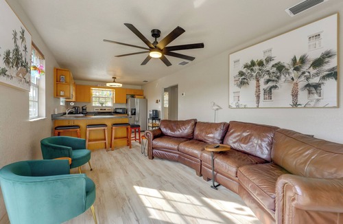 Weeki Wachee Gardens Cottage | Waterfront Weeki Wachee Home w/Dock & Game Room!