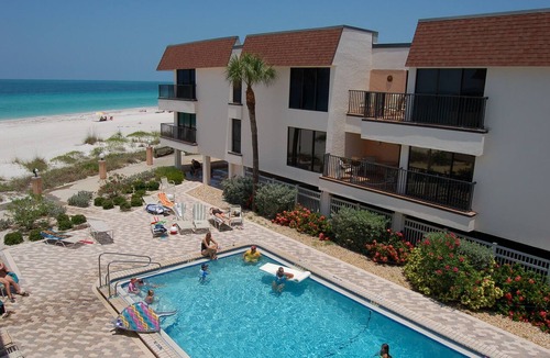 Holmes Beach Condo | Waters Edge 106S · Pool Lanai · 1-Mo Winter Min