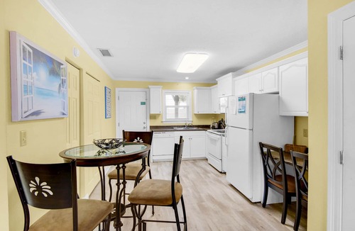 Lower Grand Lagoon Condo | We❤️Snowbirds-🐶Pet Friendly-66ft to Beach Access-Pool-2BR Gulfside Condos #2