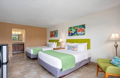 Historic Downtown Kissimmee Hotel | Weekend Getaway Room with 2 DBL Beds & Tennis Court