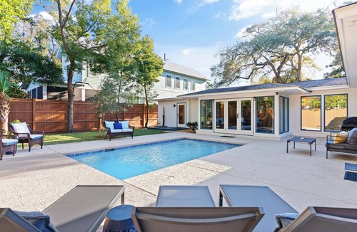 East Beach House | Welcome to a place to unwind, relax and recharge. Sleeps 10