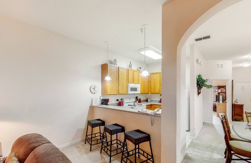 Bahama Bay Condo | Welcoming ground-floor condo with patio, pool, fitness center, sauna, & hot tub