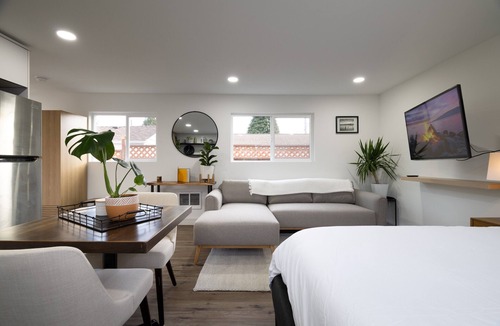 Arbor Heights House | West Seattle Bungalow - Yard, Patio & Washer & Dryer