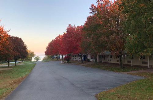 Clayton Hotel | West Winds Motel & Cottages