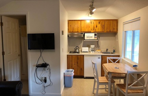 Clayton Hotel | West Winds Motel & Cottages