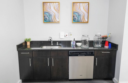 Westown Hotel | Westown 2BR Escape - 10 minutes walk to RiverWalk