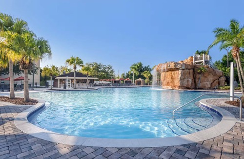 West Kissimmee Hotel | Where Great Getaways Come Naturally! 3 Units with Kitchen, Outdoor Pool