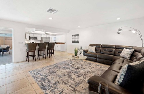 Caloosahatchee House | White Sea Shell - with Tiki Hut and Boat Lift