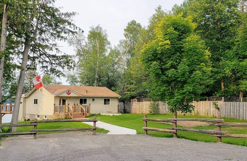 North Algona Wilberforce House | Whitefield Cottage ~ Sky Above, Lake Below!
