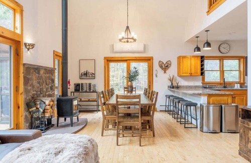 North Pole House | Whiteface Views, 10 Mins 2 Ski, Hot Tub, Game Room