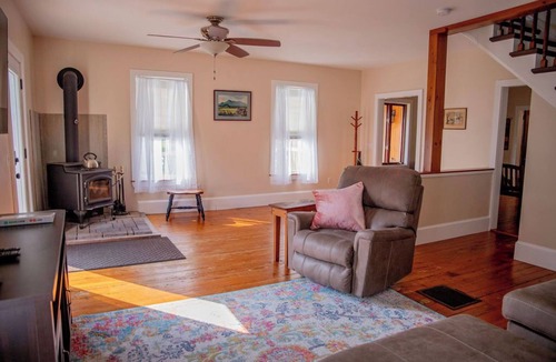 Canton House | Willow View-Minutes from SLU & SUNY University- 4-bd Farmhouse Family Friendly