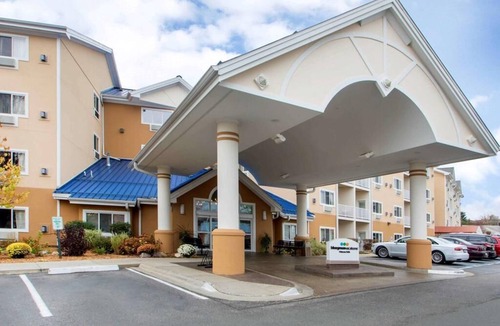 Lake Delton Condo | Wisconsin Dells | Family Splash Stay | Pool + Hot Tub | 2BR Condo