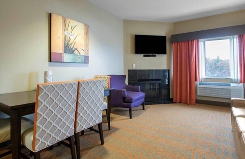 Lake Delton Condo | Wisconsin Dells | Family Splash Stay | Pool + Hot Tub | 2BR Condo
