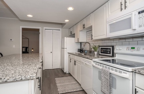 East Price Hill Condo | ⚪️ Without Color ⚫️ | Stylish Hilltop | Min to Downtown