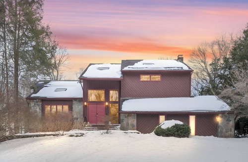 Guilford House | Wonderful Spacious 4BR Near Beaches, WFH Office + Pool in charming Guilford