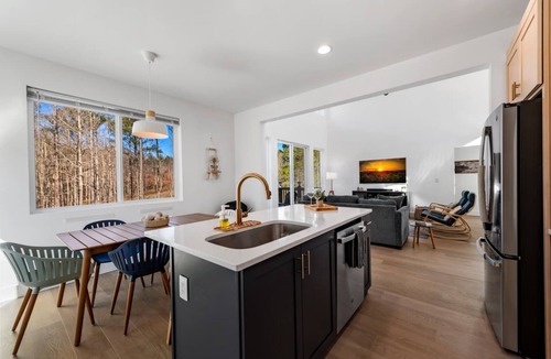 Talking Rock House | Woodland Château | Hot Tub + King/Queen beds + Game Loft