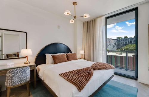 Wynwood Art District House | Wynwood Pad- Stylish Apt with View & Rooftop Pool
