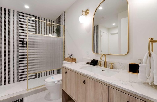 Wynwood Art District House | Wynwood Pad- Stylish Apt with View & Rooftop Pool