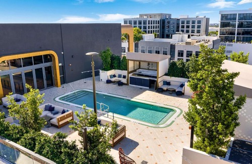 Wynwood Art District House | Wynwood Pad- Stylish Apt with View & Rooftop Pool