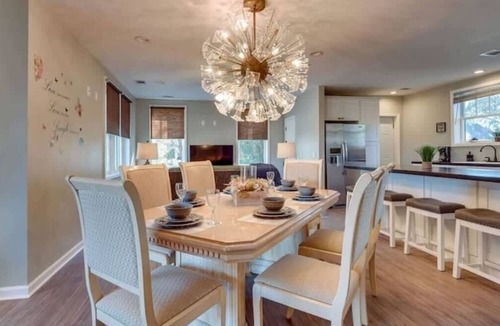 Thunderbolt House | Year-Round Pool & Gazebo Near Historic District