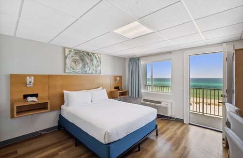 Fort Bay Hotel | Your Ultimate Leisure Stay Near Gulf World Marine Park! 4 Relaxing Units, Pool