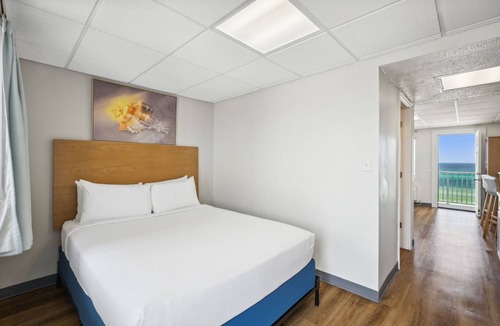 Fort Bay Hotel | Your Ultimate Leisure Stay Near Gulf World Marine Park! 4 Relaxing Units, Pool
