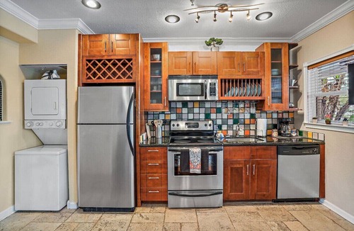 St. Petersburg Condo | Zen Oasis-Chic 1/1 Studio Steps to DTSP-With W/D!