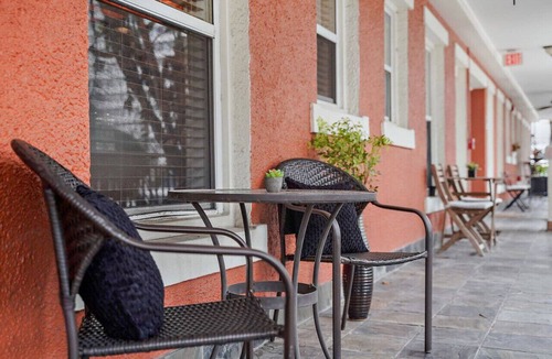 St. Petersburg Condo | Zen Oasis-Chic 1/1 Studio Steps to DTSP-With W/D!