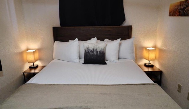 069B Comfortable Suite with Kitchenette and King Bed near South Rim sleeps 4